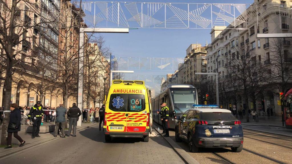 La ambulancia se ha llevado al hombre herido a un centro hospitalario