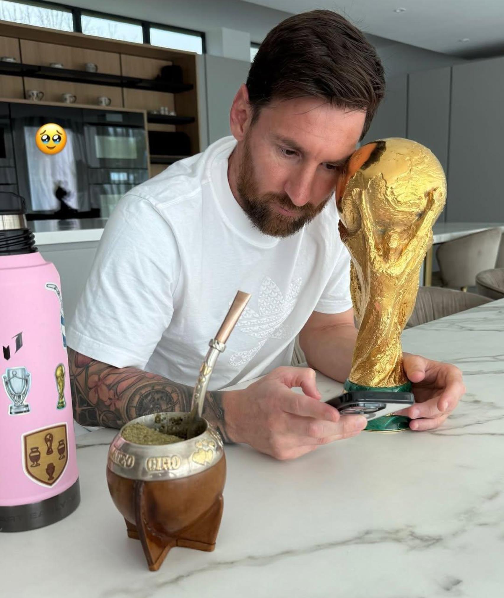 Leo Messi con el trofeo de la Copa del Mundo en su casa