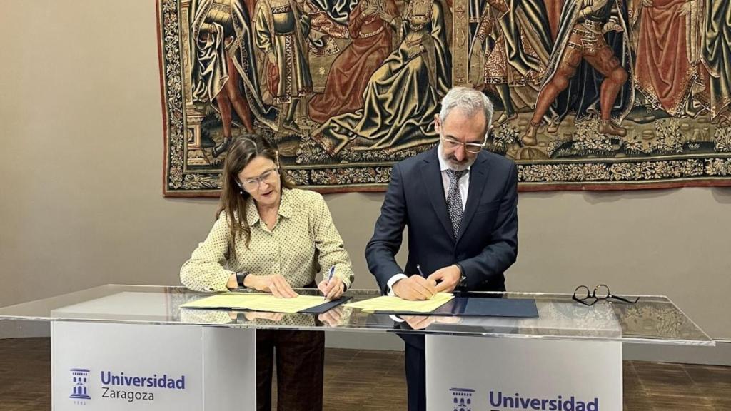 El director del Colegio Británico de Aragón, Miguel Cendegui Gimeno, y la vicerrectora de Transferencia e Innovación Tecnológica de la Universidad de Zaragoza, Gloria Cuenca Bescós, firmando la cátedra.