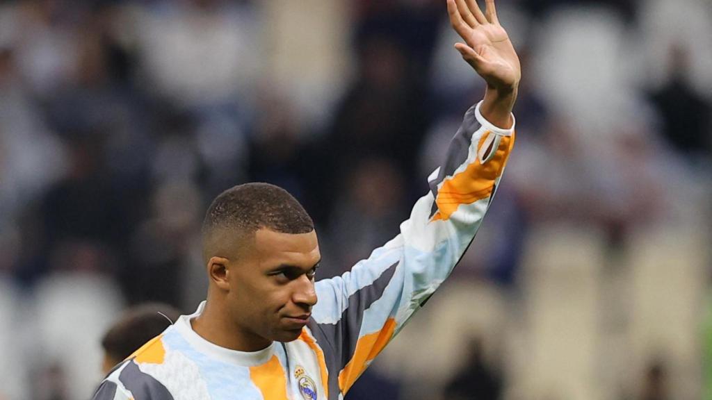 Mbappé saluda a los aficionados del Real Madrid presentes en la grada del estadio Lusail.