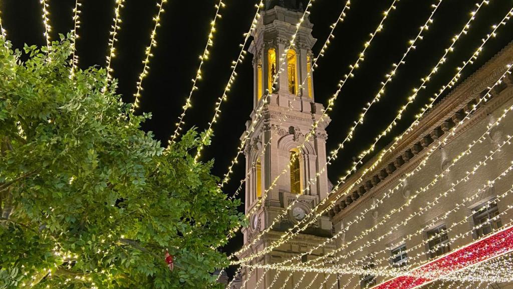 Iluminación en la plaza del Pilar.