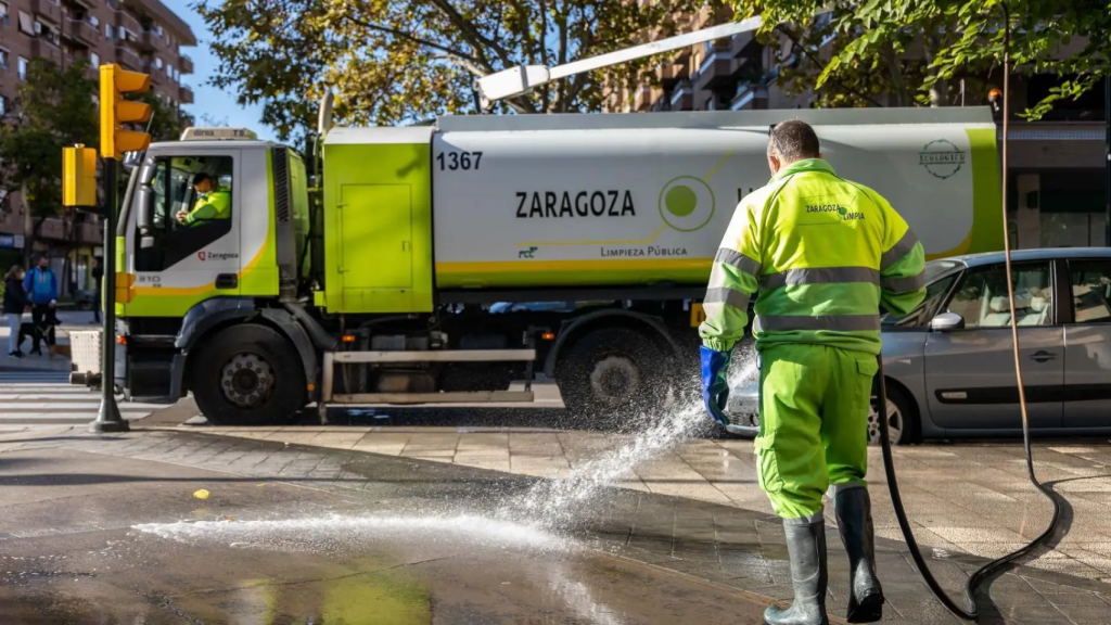 Una brigada de limpieza, en Zaragoza.