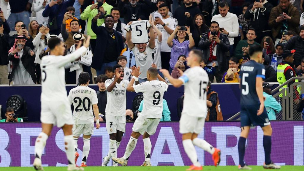 Los jugadores del Real Madrid celebran el primer gol del partido ante el Pachuca.