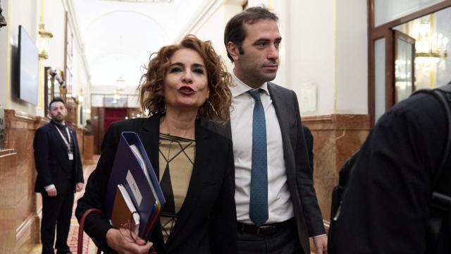 La vicepresidenta primera y ministra de Hacienda, María Jesús Montero, y el ministro de Economía y Comercio, Carlos Cuerpo, llegan a la sesión de control al Gobierno de este miércoles en el Congreso de los Diputados.