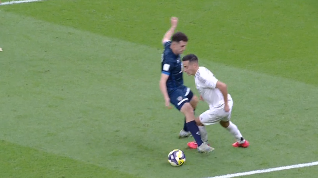 Penalti de Idrissi sobre Lucas Vázquez.