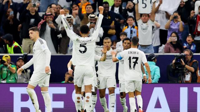 Los jugadores del Real Madrid celebran el gol de Mbappé.