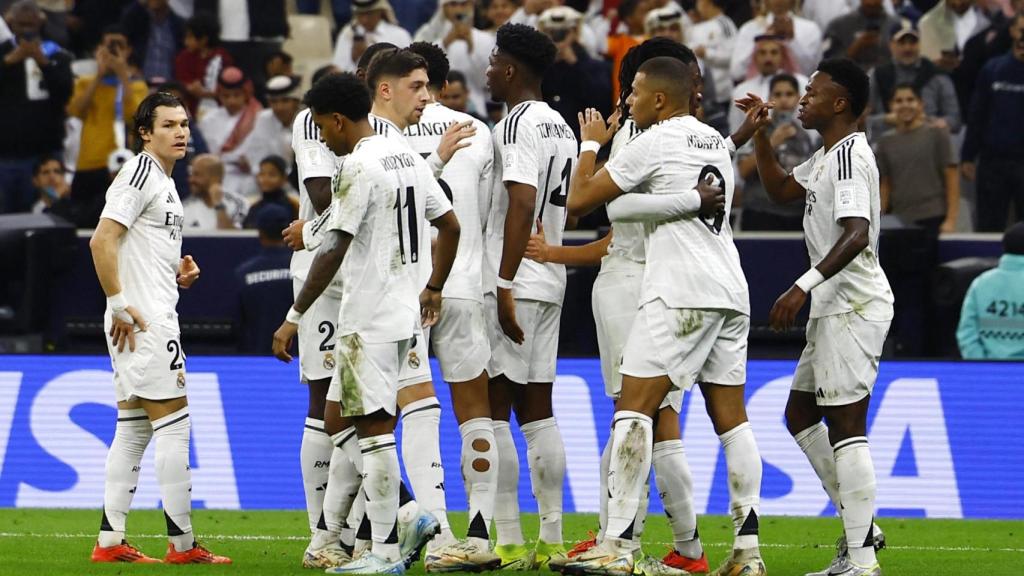 Los jugadores del Real Madrid celebran uno de los goles del partido.