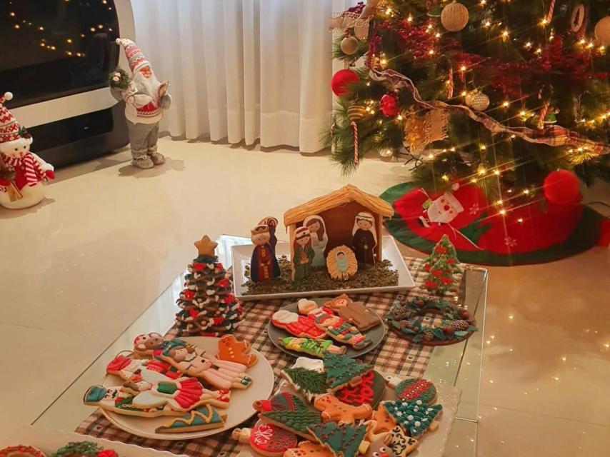 Cuarto de estar de Cris, con una mesa llena de cookies navideñas.