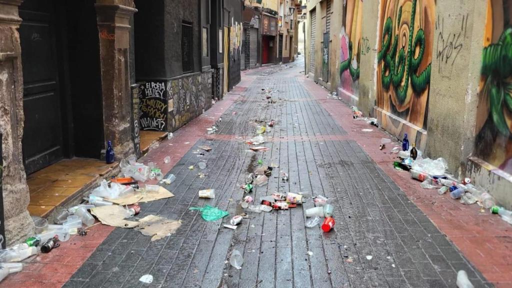 Una de las calles del Casco Histórico de Zaragoza tras una noche de fiesta.