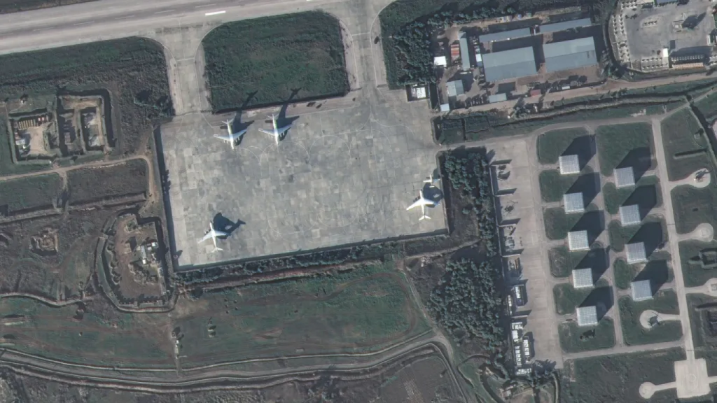 Imagen satélite de una base aérea de Rusia en Siria.