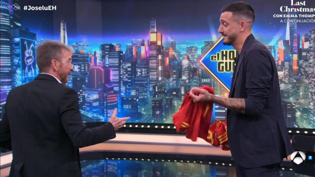 Imagen de Joselu en  ‘El Hormiguero’ justo antes de lanzar las camisetas.