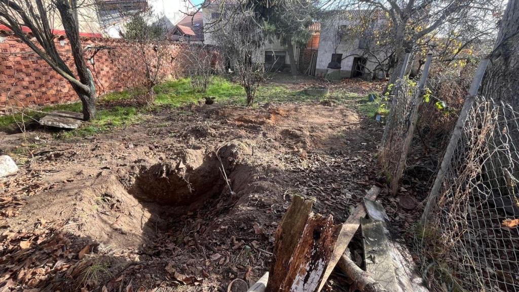 Las excavaciones para buscar los diferentes miembros del cubano en la patio de la casa de 'El Lobo de Tajueco'.