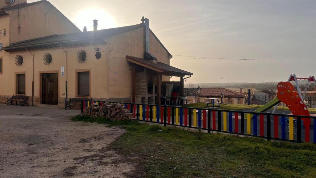 Una fotografía del bar en el que trabaja 'El Lobo de Tajueco' en Bayubas de Arriba.