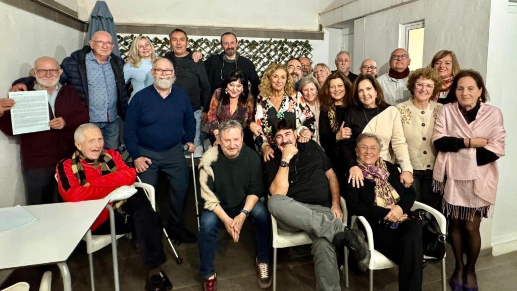 La foto de familia de la tertulia El Filandón en su celebración de los quince años.