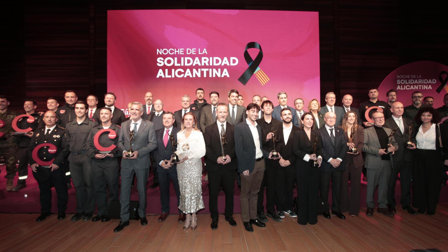 La foto de familia de los premiados en la Noche de la Solidaridad Alicantina