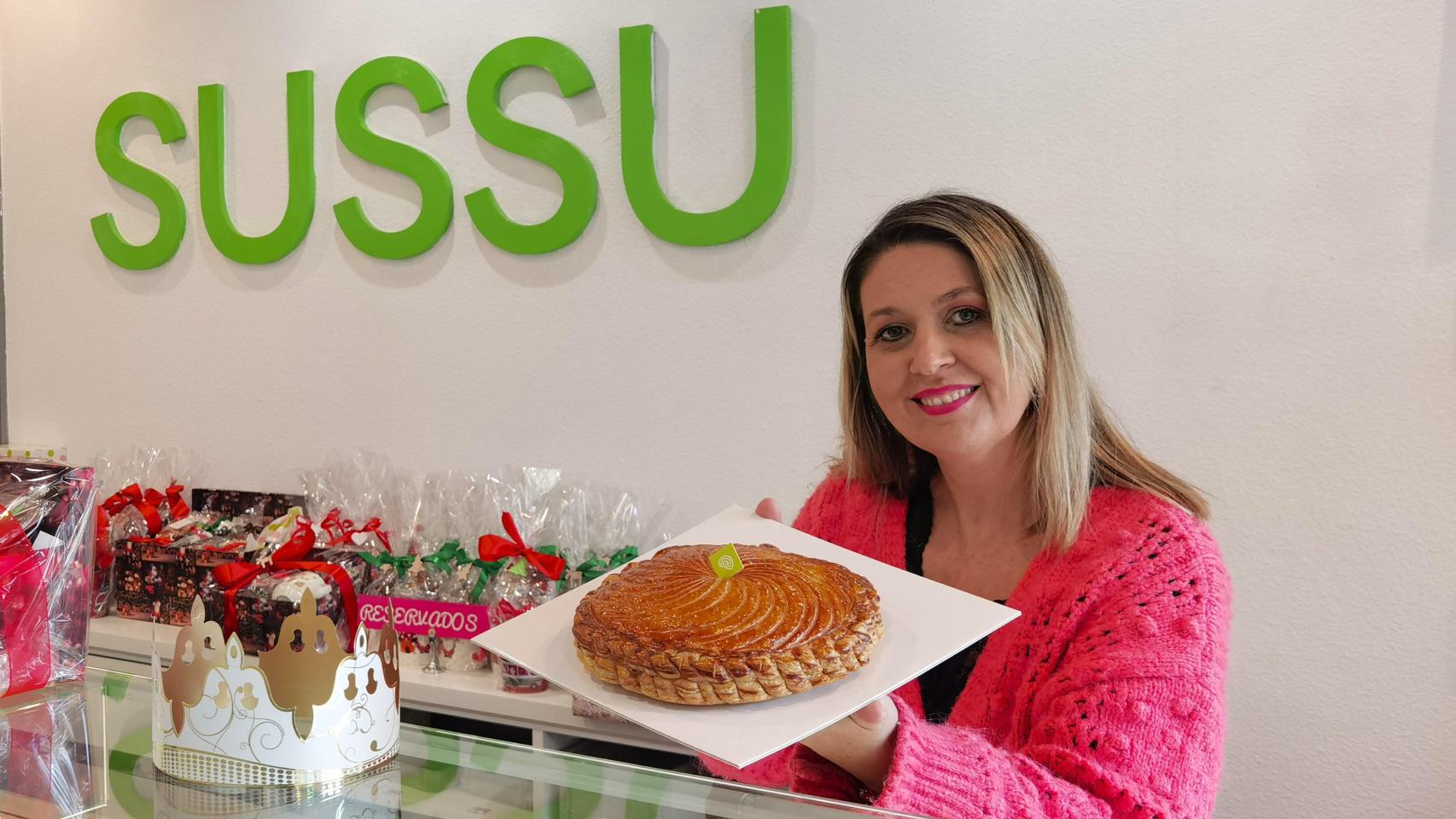 Nathalie Dauga tras el mostrador de la pastelería Prefiero Sussu en Alicante.