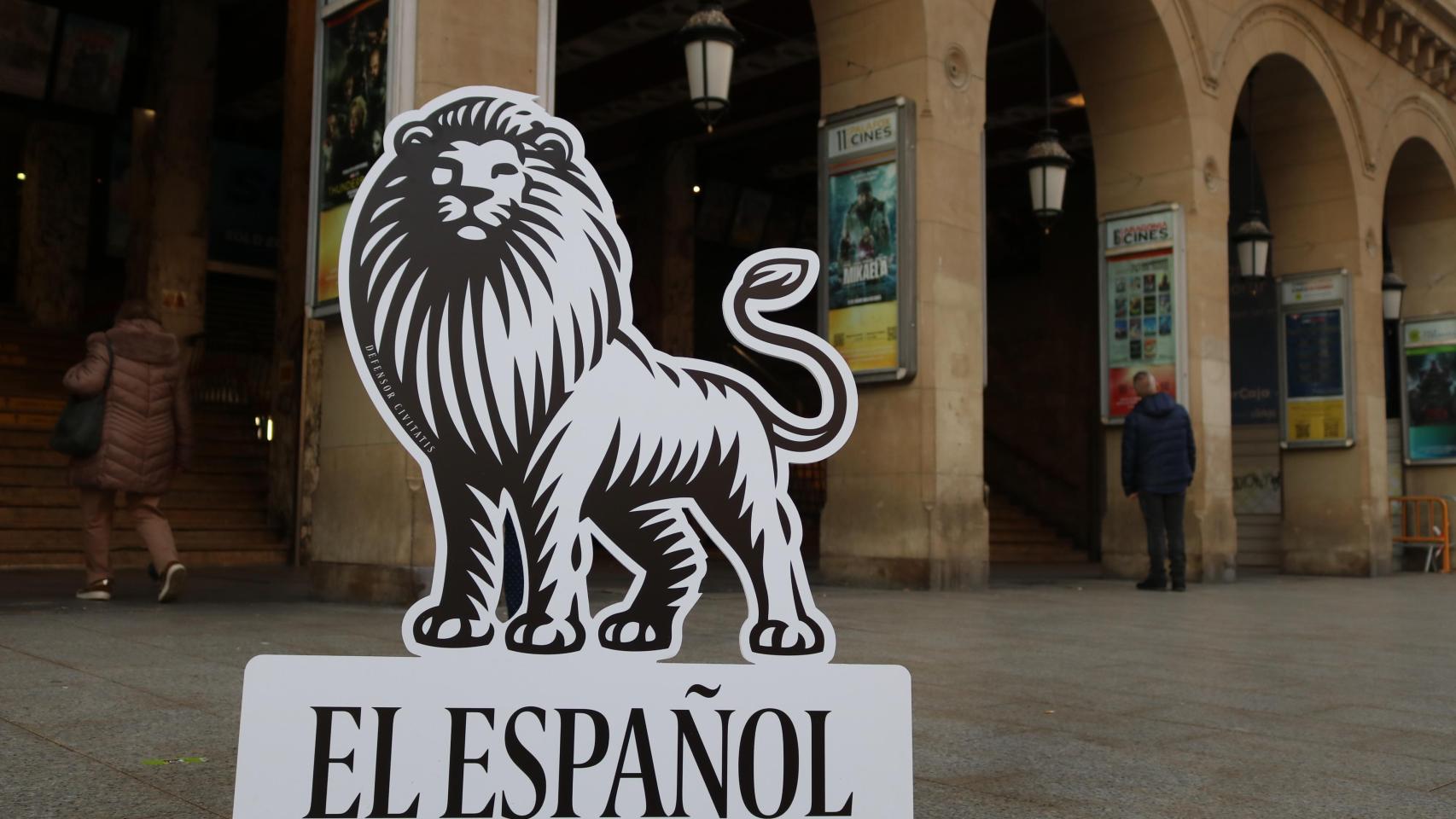 El león de EL ESPAÑOL, en el exterior de los Cines Palafox.