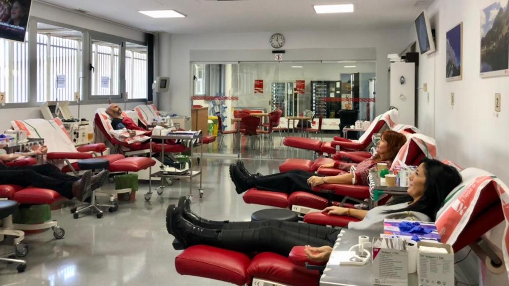 Donantes de sangre en la sede del Banco de Sangre y Tejidos de Aragón