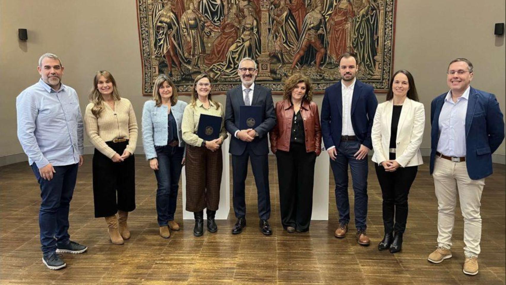 El director del Colegio Británico de Aragón, Miguel Cendegui Gimeno, y la vicerrectora de Transferencia e Innovación Tecnológica de la Universidad de Zaragoza, Gloria Cuenca Bescós y los miembros de la comisión mixta que conforman la cátedra.