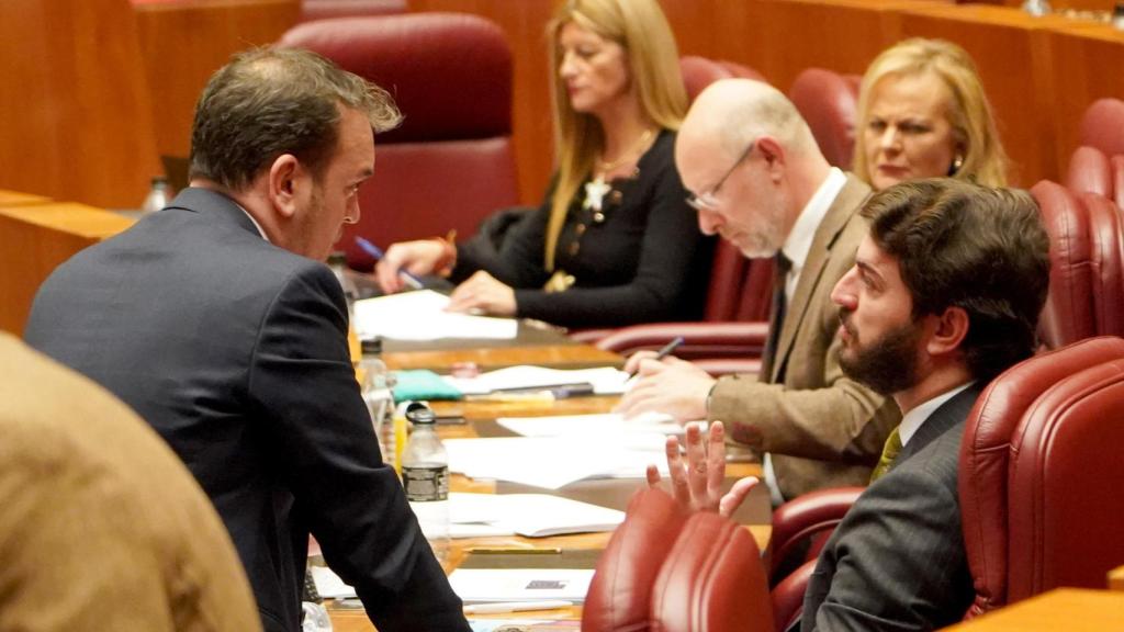 Los portavoces de PP y Vox en las Cortes, Ricardo Gavilanes y Juan García-Gallardo, durante el pleno de la Cámara autonómica de esta semana