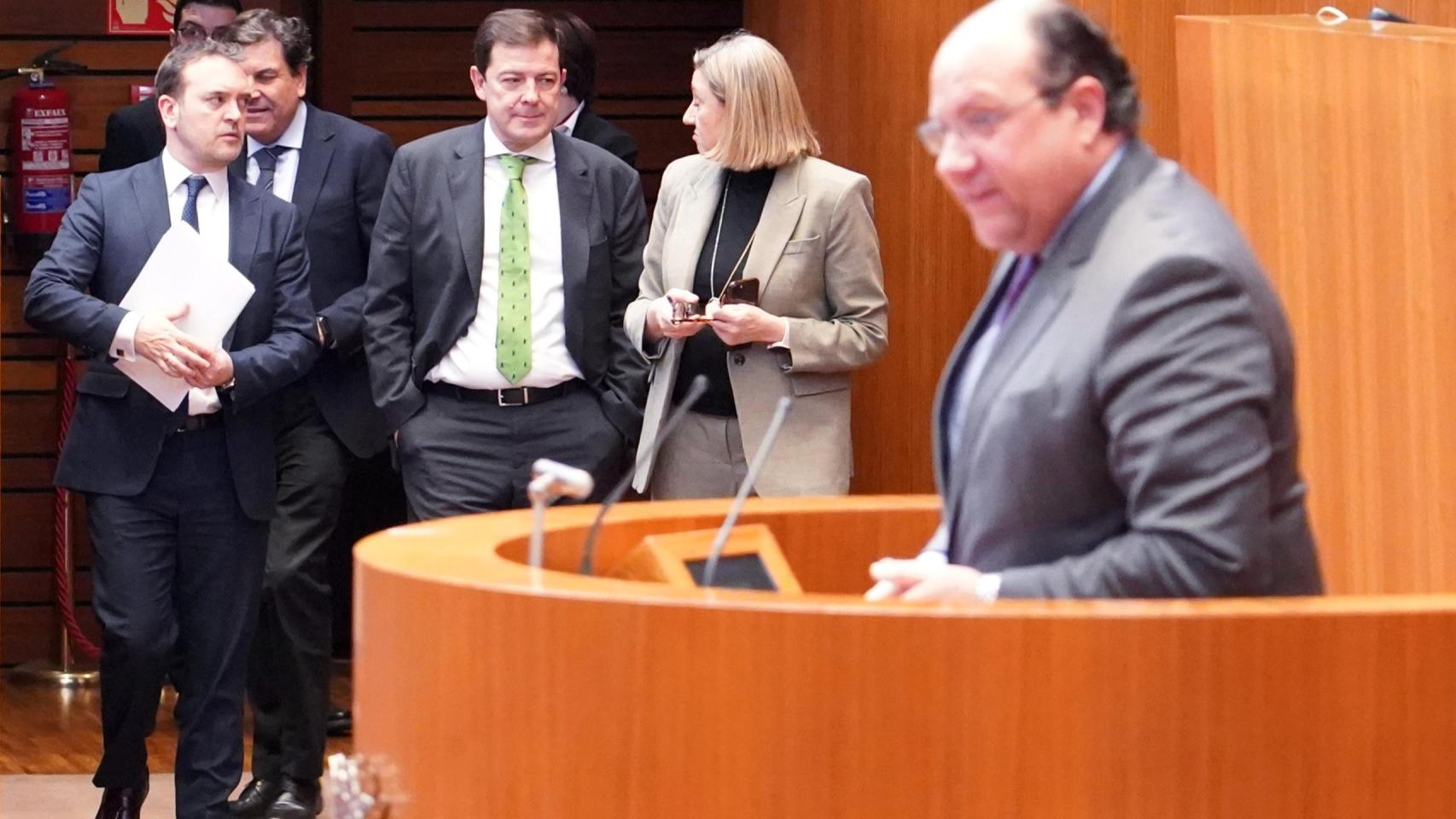 El presidente de la Junta, Alfonso Fernández Mañueco, a su llegada a la segunda sesión del pleno de las Cortes, este miércoles