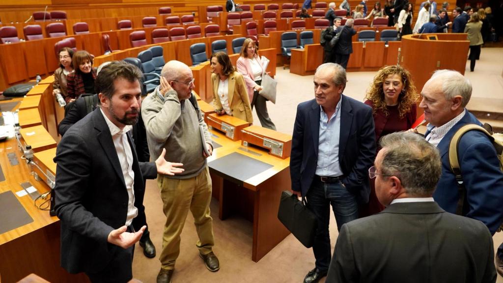 Varios parlamentarios de las Cortes tras la votación de la terna para cubrir una plaza de magistrado de la Sala de lo Civil y Penal del TSJCyL, este miércoles en las Cortes