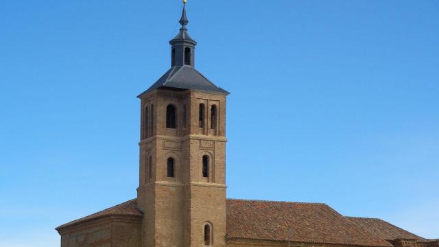 La torre de cinco esquinas que parece haber sido cortada con un cuchillo y se esconde en un pueblo de Castilla y León