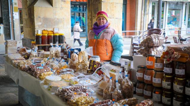 Ana Becerra, turronera albercana, junto a su puesto en la Plaza del Mercado de Salamanca