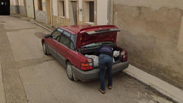 Imagen en Google Maps del momento en el que uno de los detenidos en Tajueco (Soria) mete el cadáver en el maletero