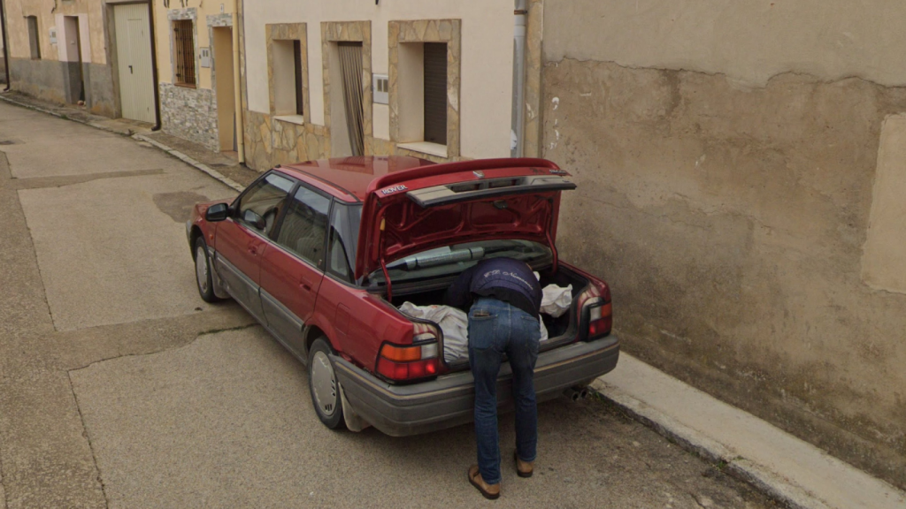 Imagen en Google Maps del momento en el que uno de los detenidos en Tajueco (Soria) mete el cadáver en el maletero