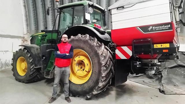 Imagen de Antonio con su tractor.