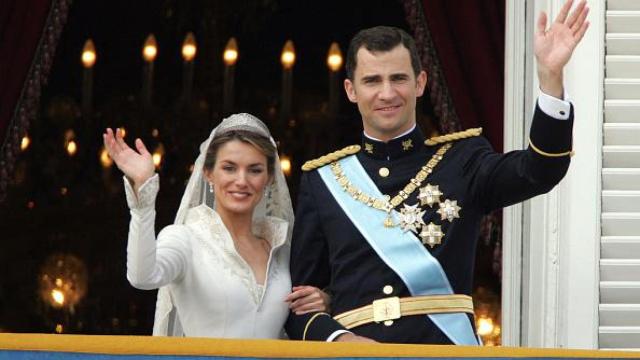 Letizia y Felipe VI saludando desde el balcón.