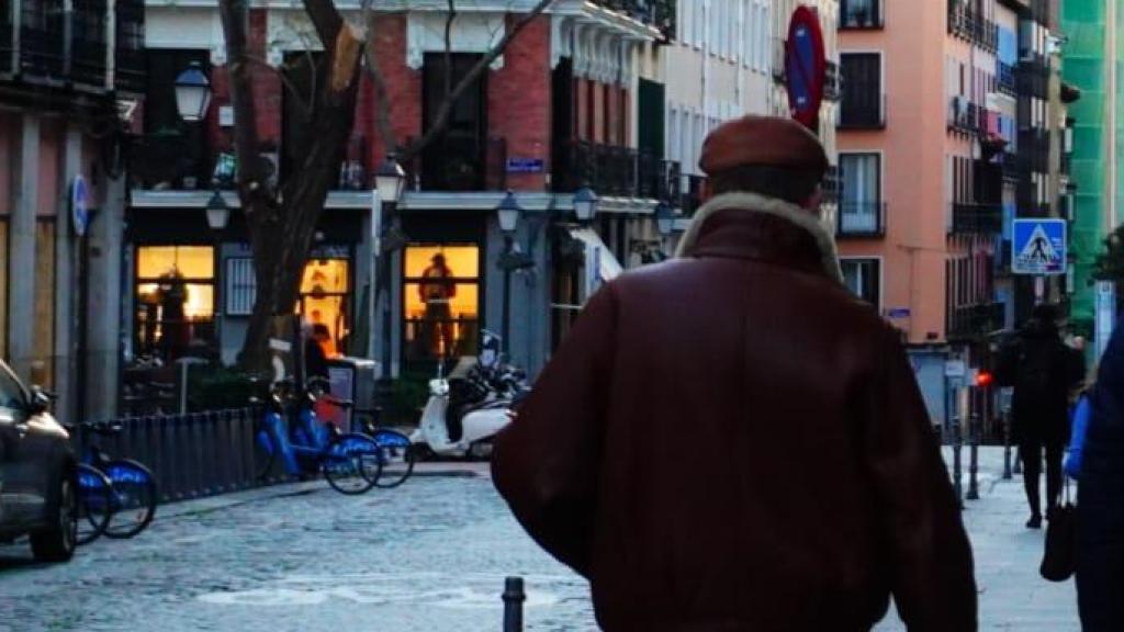 Roger Wolfe camina por las calle de Madrid hacia su entrevista con EL ESPAÑOL.