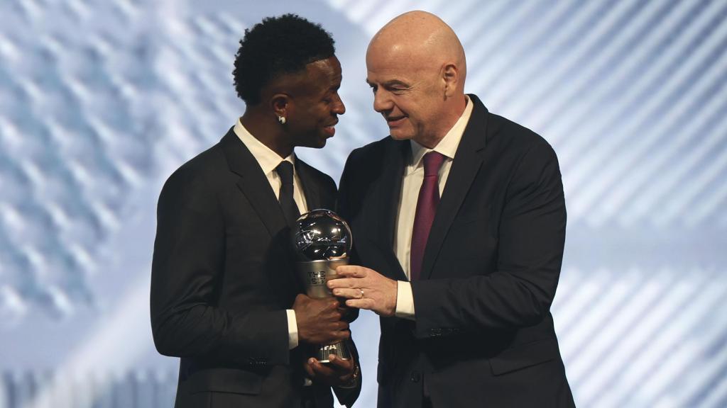 Vinicius recoge el premio The Best FIFA 2024 de manos de Gianni Infantino