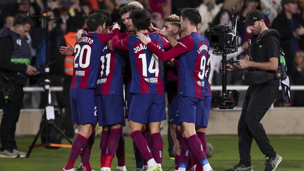 Futbolistas del FC Barcelona celebran un gol ante la cámara