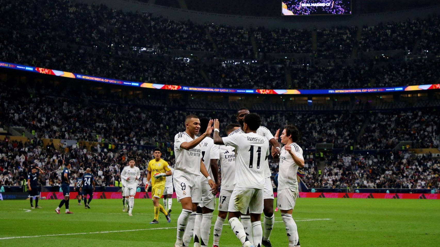 Los jugadores del Real Madrid celebran el segundo gol del partido obra de Rodrygo.