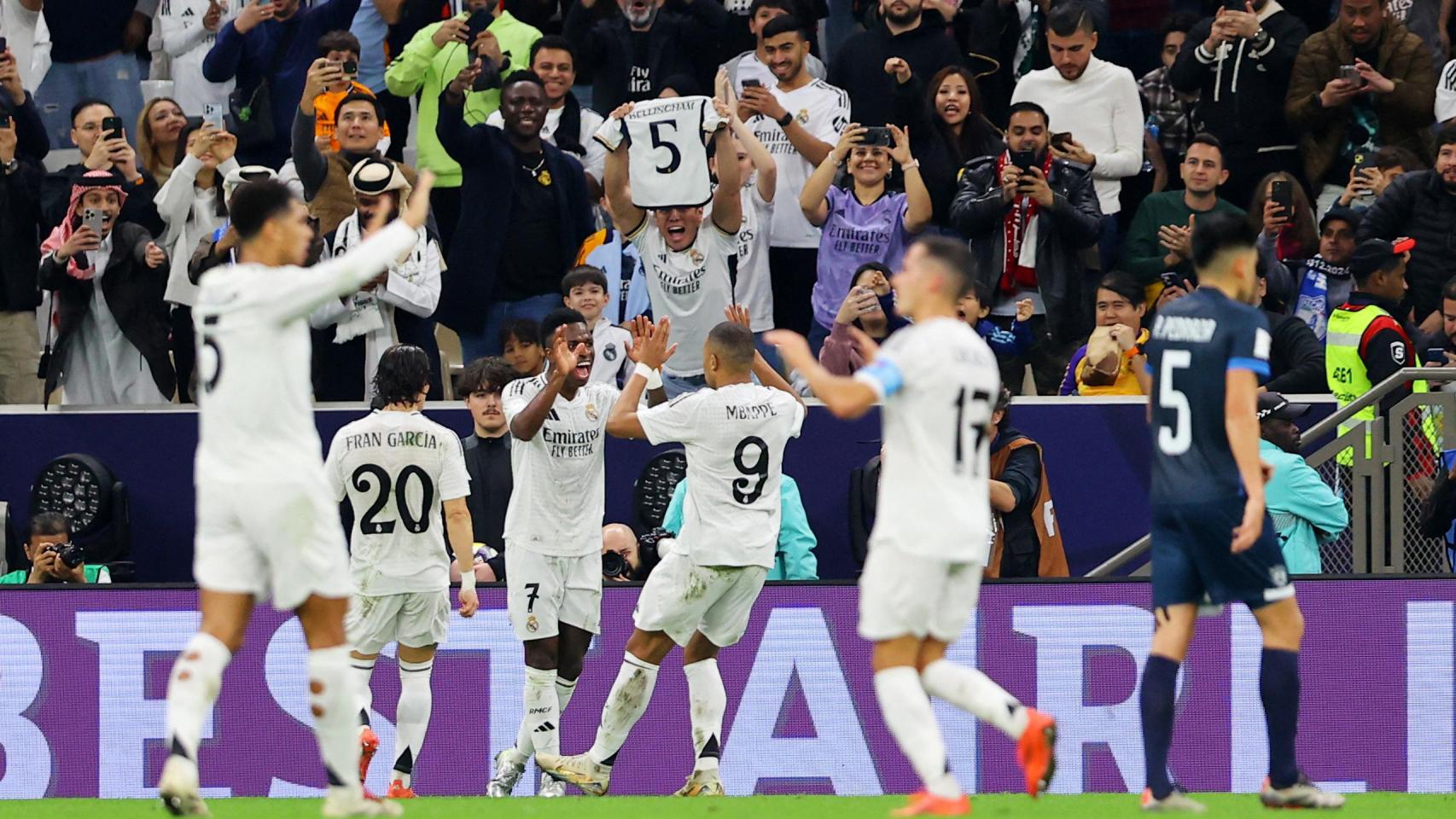 Kylian Mbappé se abraza con Vinicius tras su gol al Pachuca en la Intercontinental