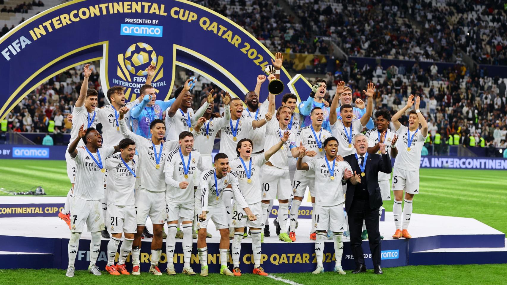 La plantilla del Real Madrid levanta el trofeo de la Copa Intercontinental.