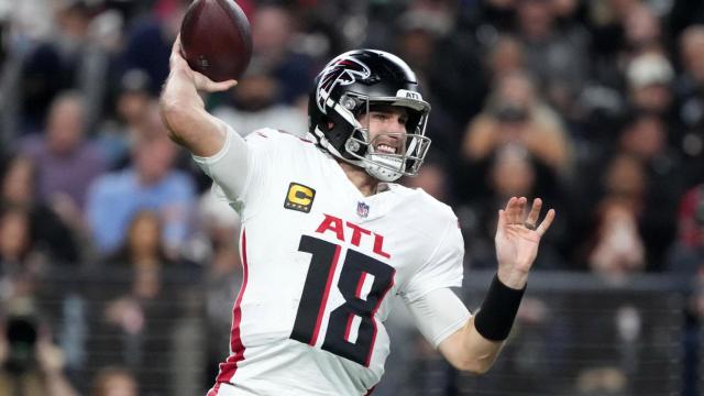 Kirk Cousing lanza el balón durante el partido ante Las Vegas Raiders.