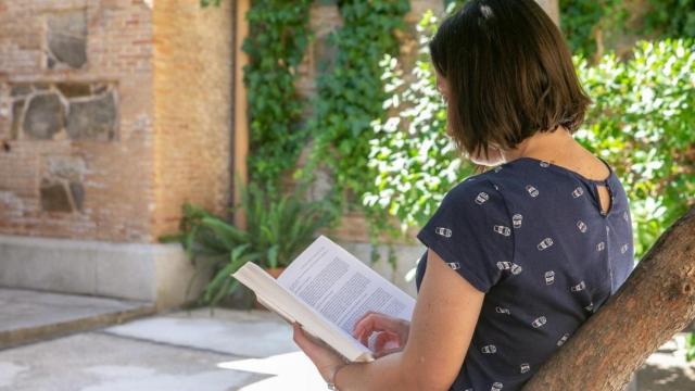 Mujer leyendo. Foto: JCCM/EuropaPress