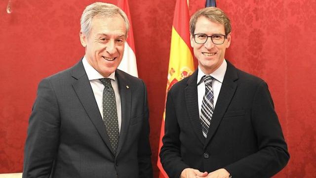 El presidente de Eurocaja Rural, Javier López Martín, y el presidente de La Rioja, Gonzalo Capellán de Miguel.