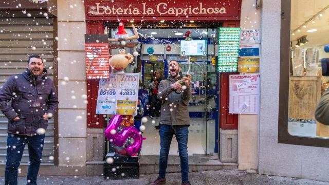 Así celebraron el año pasado los regentes de La Caprichosa el reparto de cinco grandes premios del Sorteo de Navidad, entre ellos el Gordo.