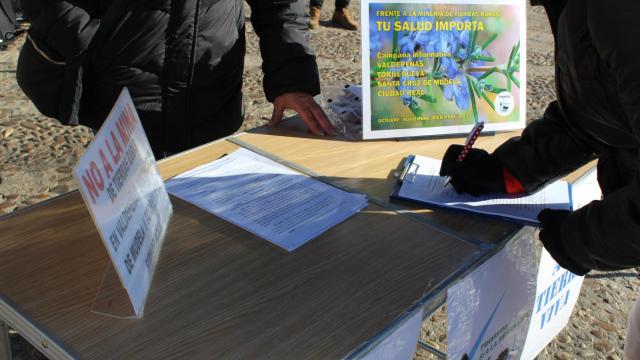 Firmas contra el proyecto de minería de tierras raras en Ciudad Real. Foto: 'Sí a la Tierra Viva'.