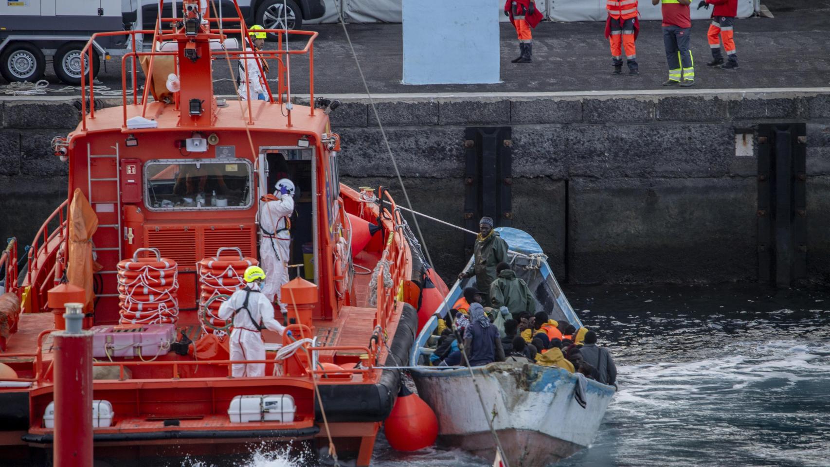 Un cayuco a su llegada al puerto de La Restinga en El Hierro (Canarias) el pasado 7 de diciembre.