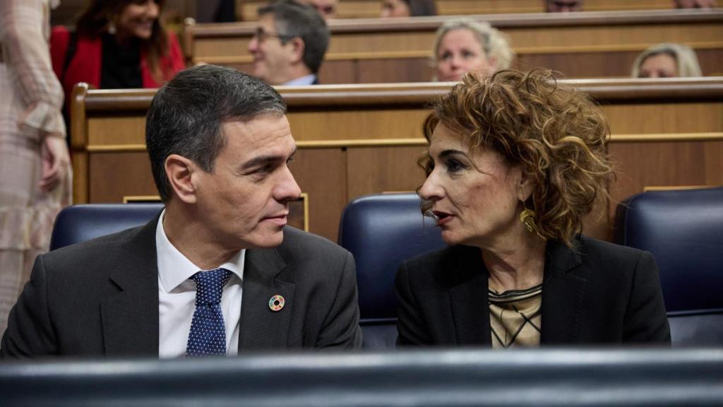 Pedro Sánchez y María Jesús Montero, en sus escaños, este miércoles en el Congreso.