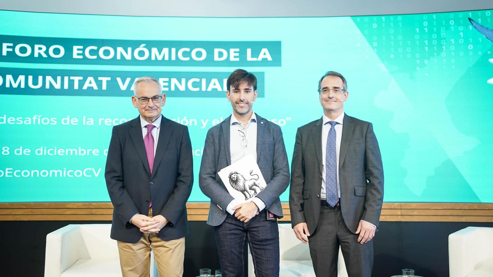 Josep Vicent Boira, comisionado del Gobierno de España para el Corredor Mediterráneo; Dani Valero, redactor de El Español; y Jaime Escobar, jefe de Multimodal de Valenciaport en el II Foro Económico de la Comunitat Valenciana, organizado por EL ESPAÑOL, Invertia y Disruptores.