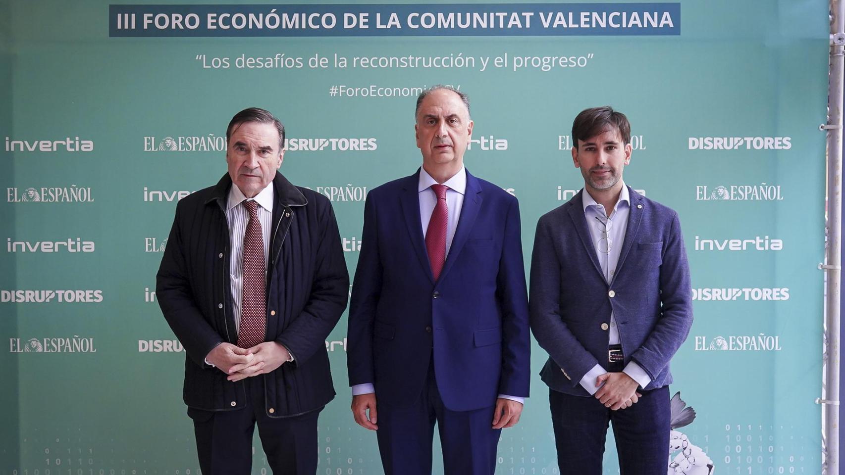 De izquierda a derecha; Pedro J. Ramírez, presidente ejecutivo y director de EL ESPAÑOL; Juan Carlos Valderrama, conseller de Emergencias e Interior de la Generalitat Valenciana; y