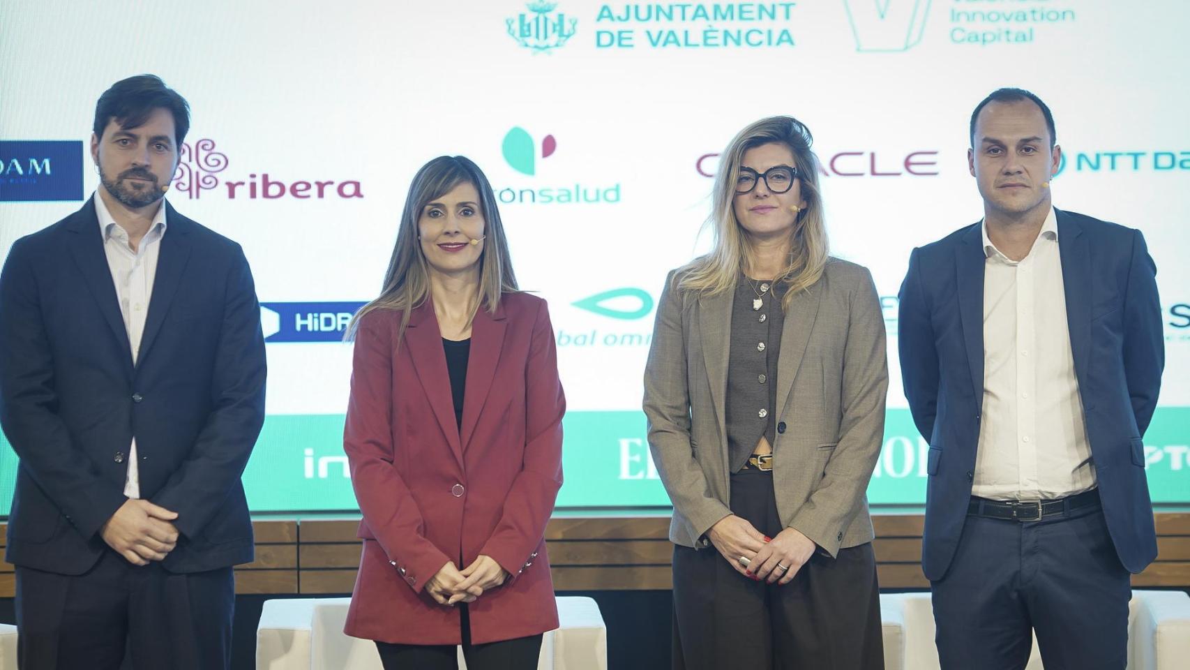 De izquierda a derecha; Miguel Tablado, CTO Applications, Data & AI de Kyndryl Consult; Beatriz Aznar, redactora de Disruptores;
