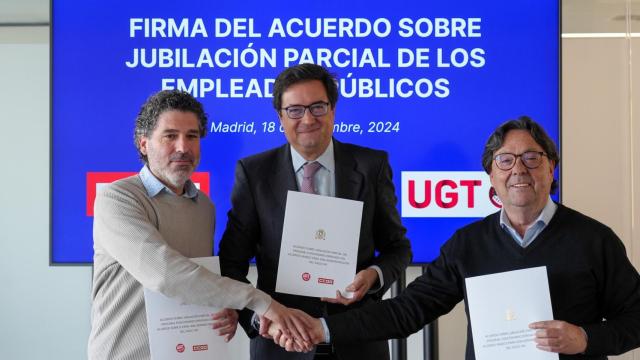 Óscar López, en el centro, con los representantes de  CCOO, Luciano Palazzo (izquierda), y  UGT, Julio Lacuerda (derecha).