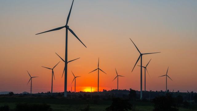 Atardecer en un parque eólico.